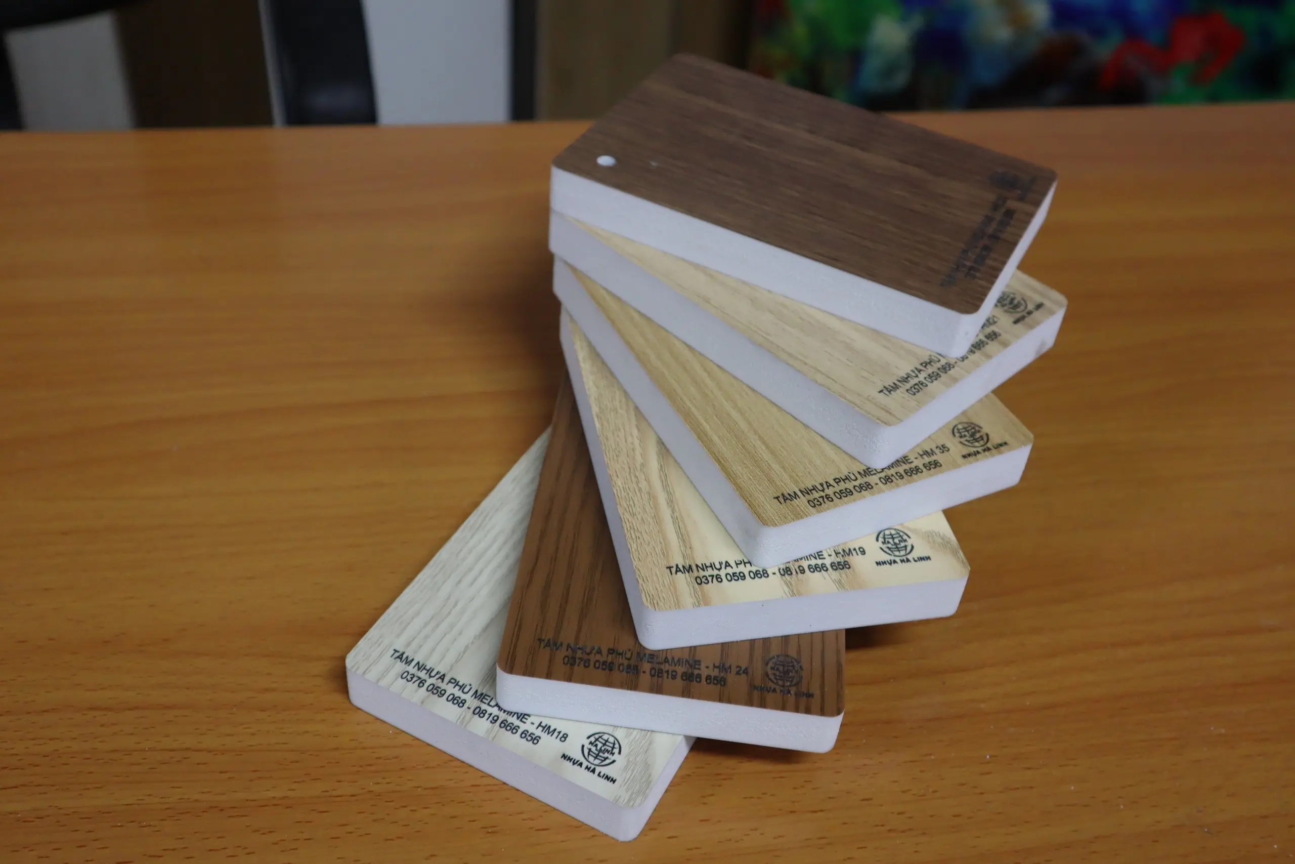 Tấm nhựa phủ Melamine sẽ được phủ một lớp Melamine với họa tiết vân gỗ, vân đá