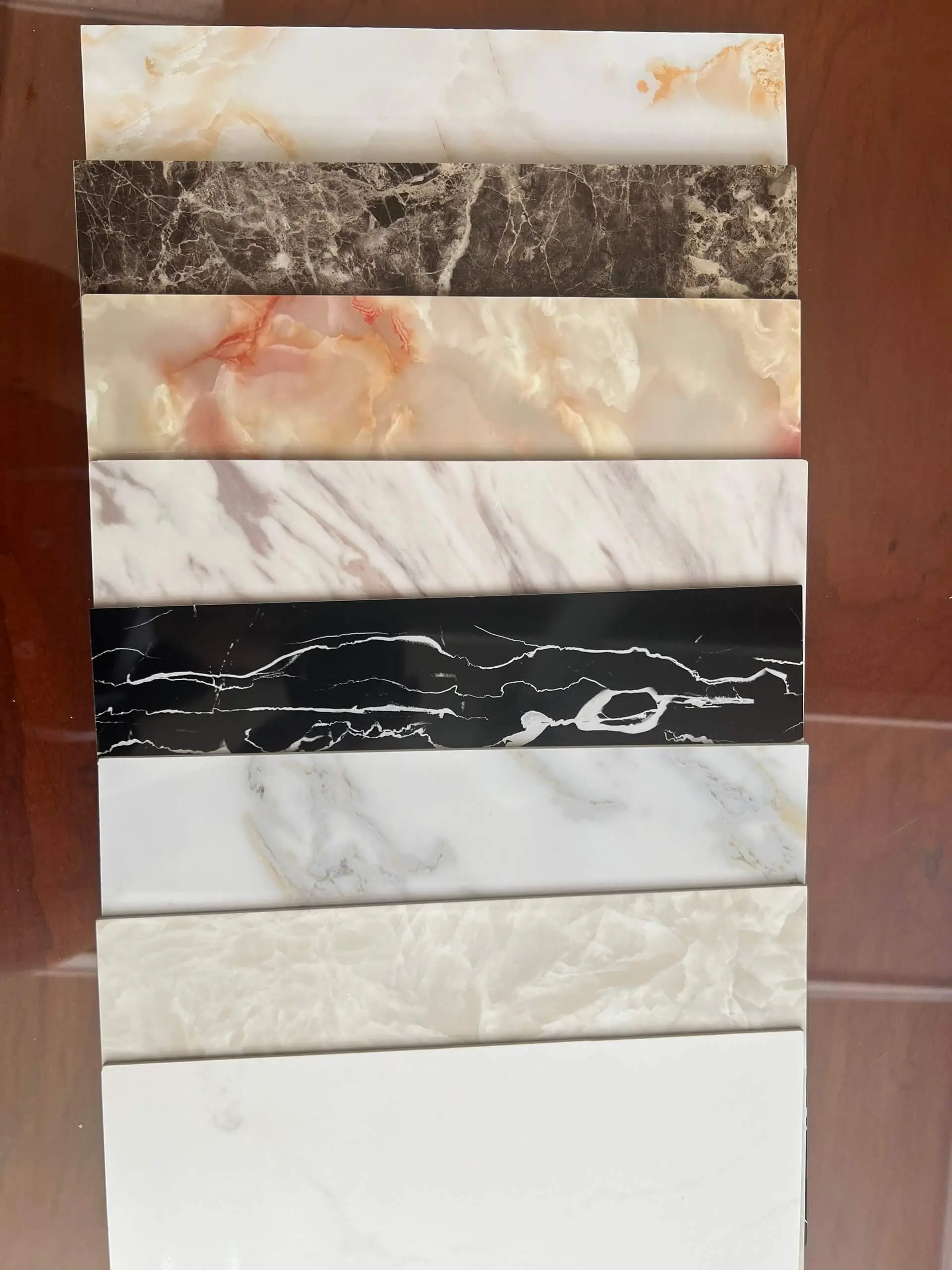 Tấm PVC vân đá là một sản phẩm phổ biến trong trang trí nội thất và xây dựng