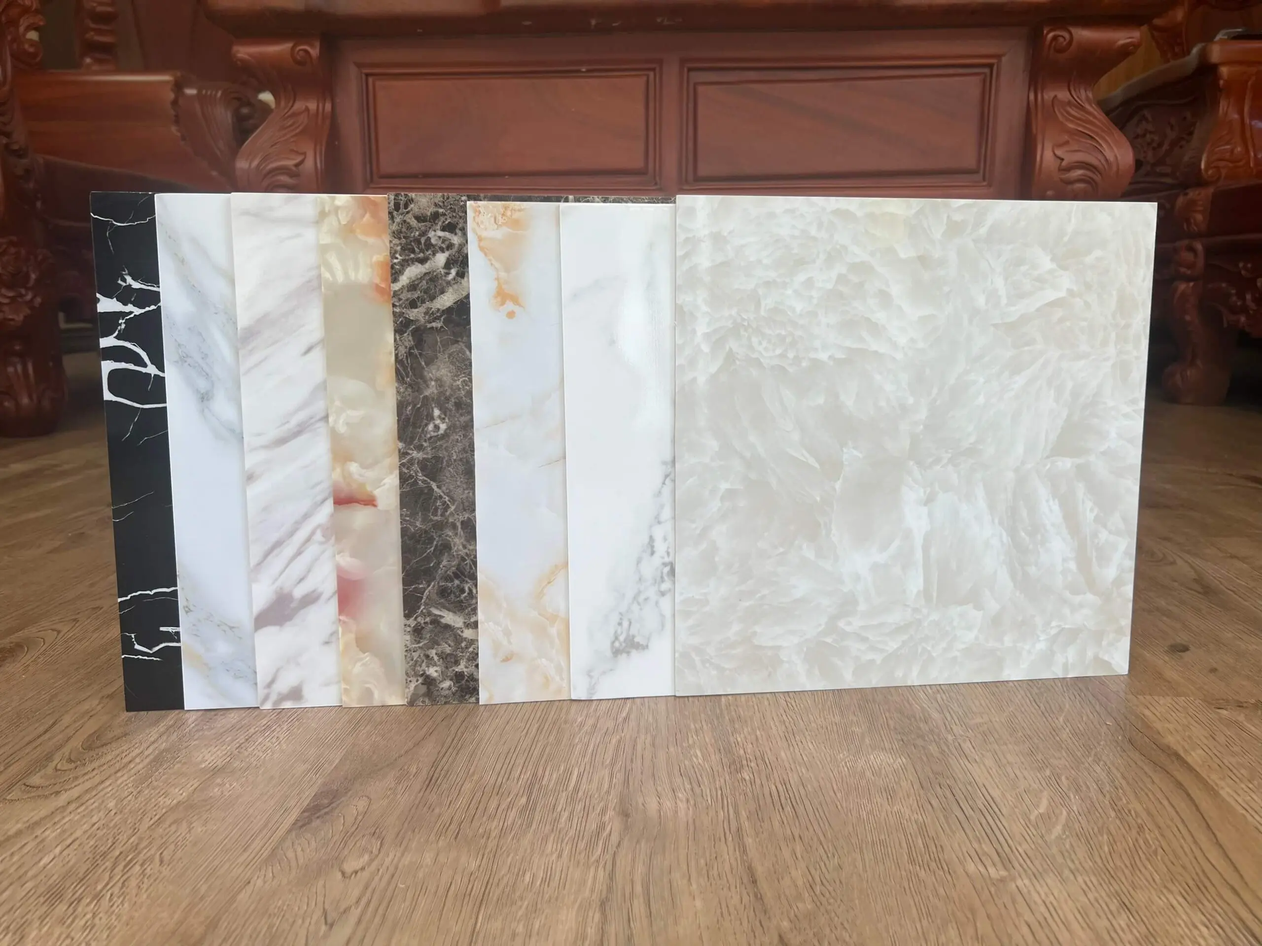 Tấm PVC vân đá có nhiều ưu điểm nổi bật so với những loại vật liệu khác