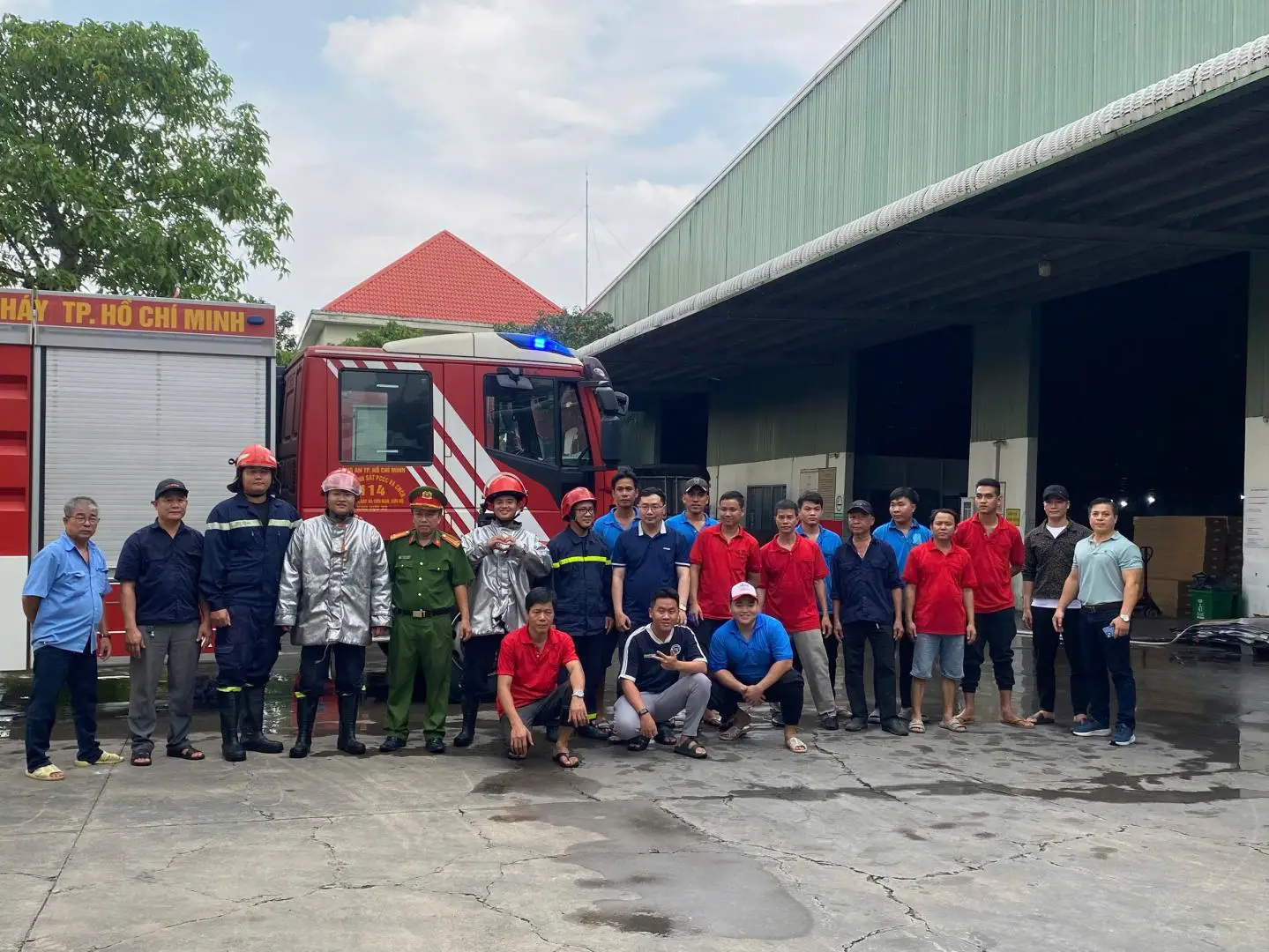 Tập thể Nhựa Hà Linh cùng Lực lượng Cảnh sát PCCC & CNCH chụp ảnh lưu niệm, thể hiện tinh thần đoàn kết và quyết tâm đảm bảo an toàn