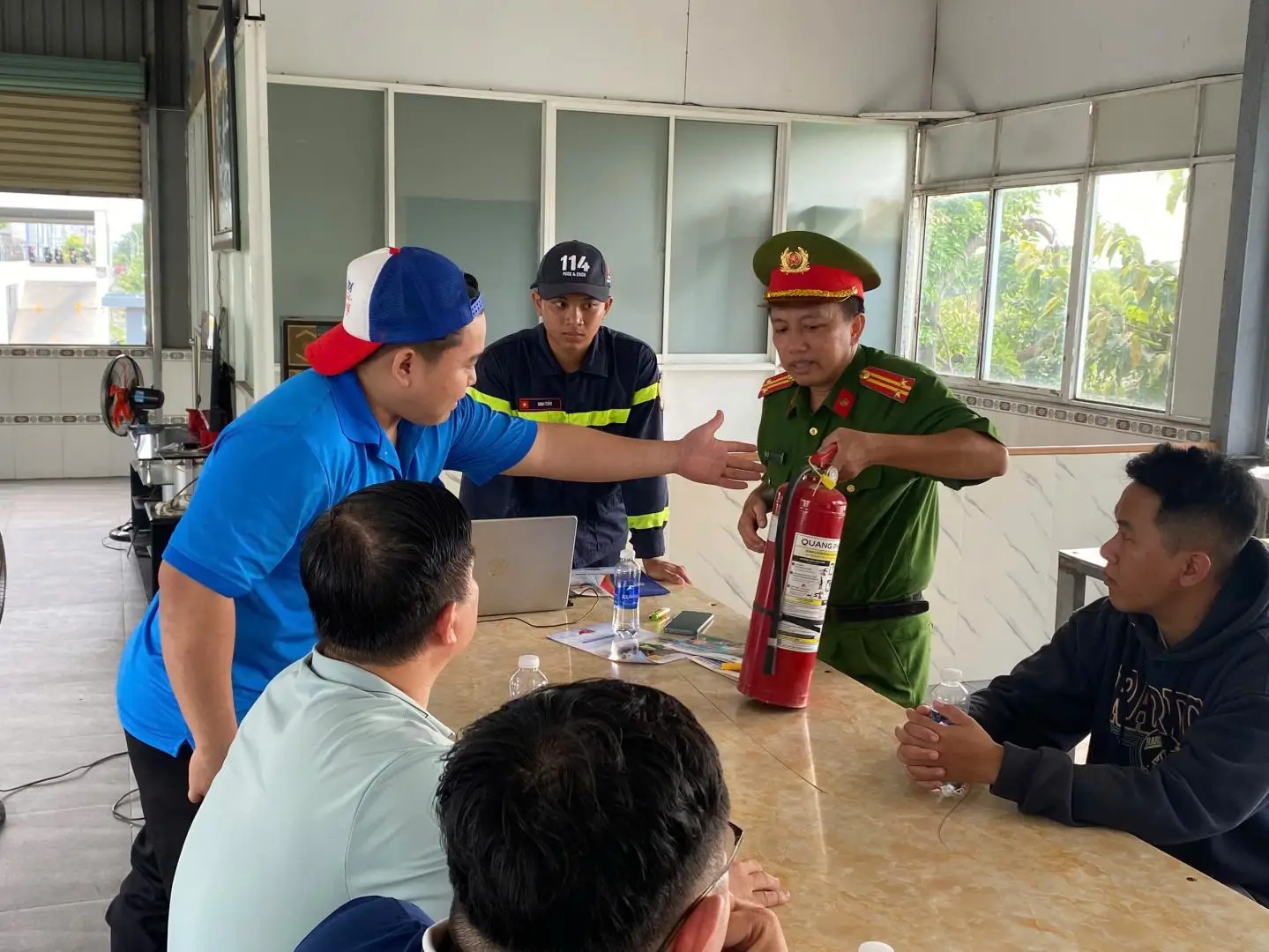 Hướng dẫn thực tế: Cán bộ PCCC trực tiếp chỉ dẫn cách kiểm tra và thao tác sử dụng các loại bình chữa cháy cầm tay