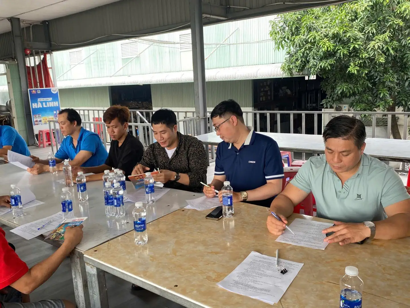 CBNV kiểm tra và ký xác nhận tham gia đợt tập huấn định kỳ, thể hiện trách nhiệm của mỗi cá nhân
