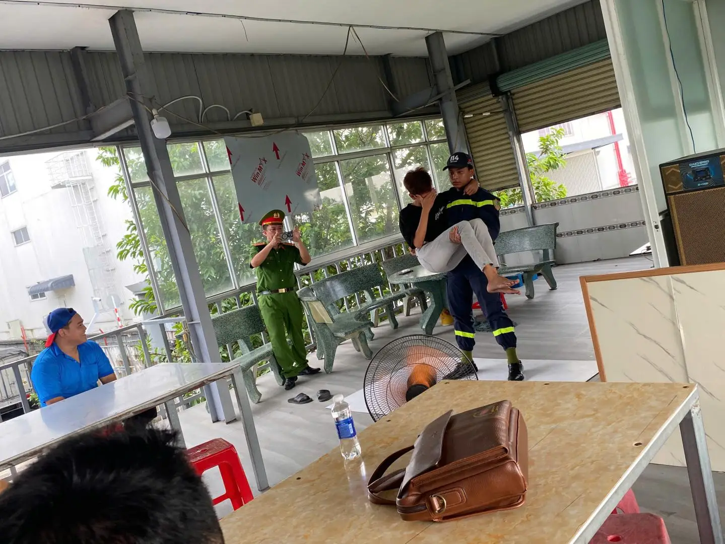 Thao tác chuẩn chỉnh: Cán bộ công nhân viên thực hành kỹ thuật cứu người và chữa cháy công nghiệp