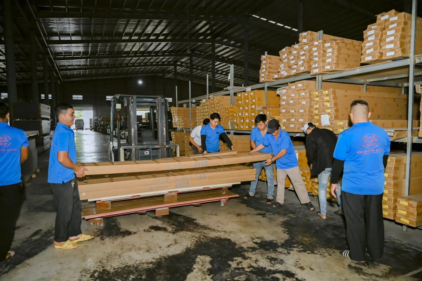 Nhân viên sản xuất sắp xếp hàng hóa để vận chuyển đến khách hàng